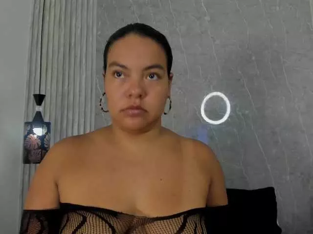 Cling to live show with KendraCurvy from BongaCams 