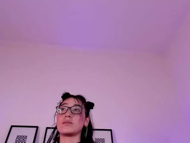 Cling to live show with yensy-smith from BongaCams 