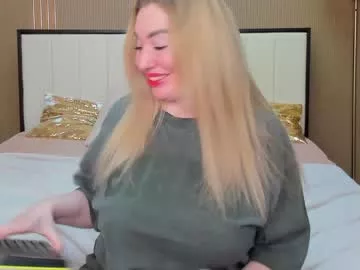 Cling to live show with mailymilf from Chaturbate 