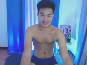 Cling to live show with ur_hugechinito from Chaturbate 