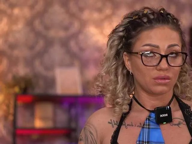 AlmaVelia on BongaCams 