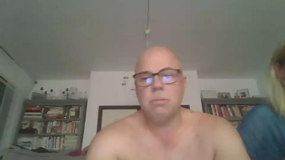 Cling to live show with couple7382 from Cam4 