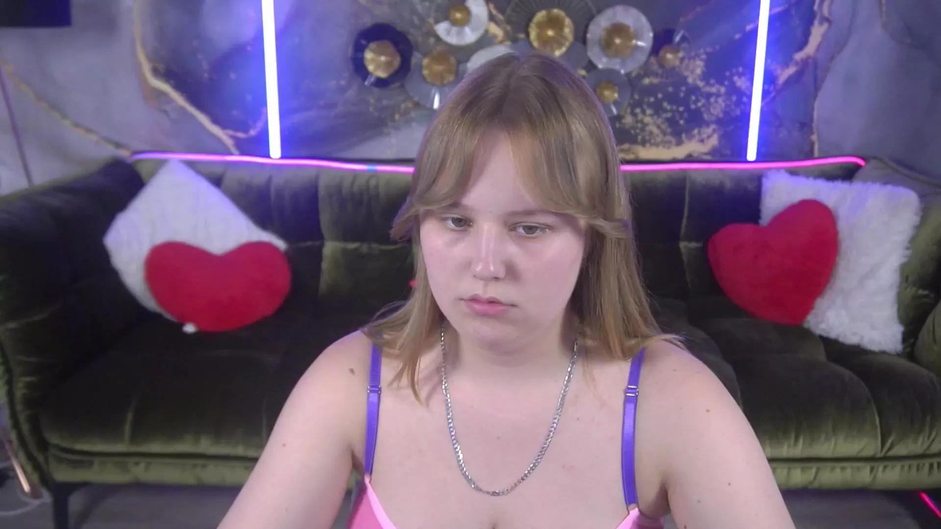 Cling to live show with CrystallPaws from Cam4 