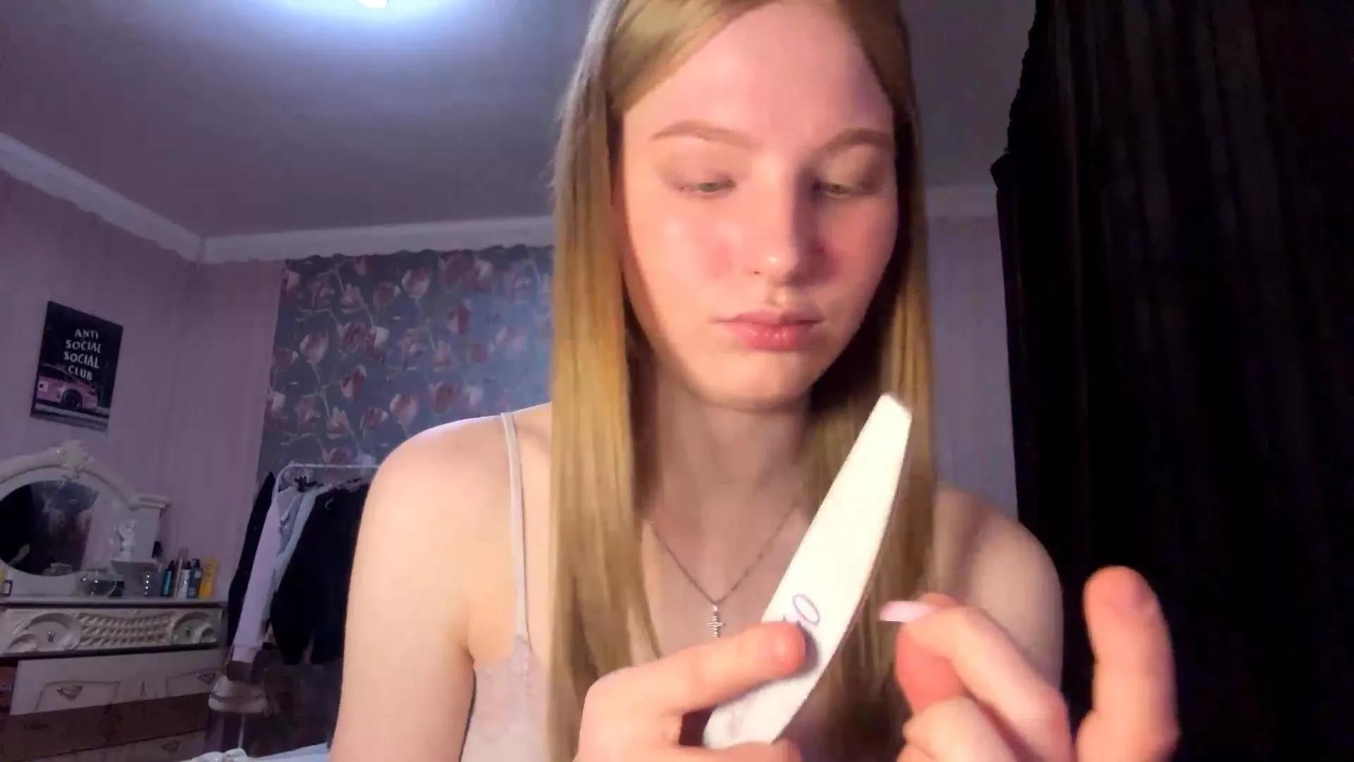 Cling to live show with ElwineCrago from Cam4 