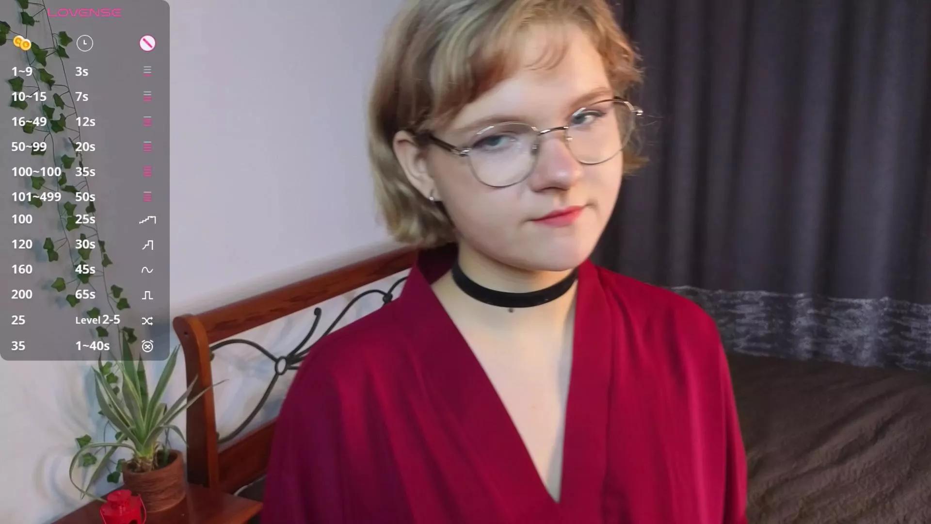 Cling to live show with ElwynaEllender from Cam4 