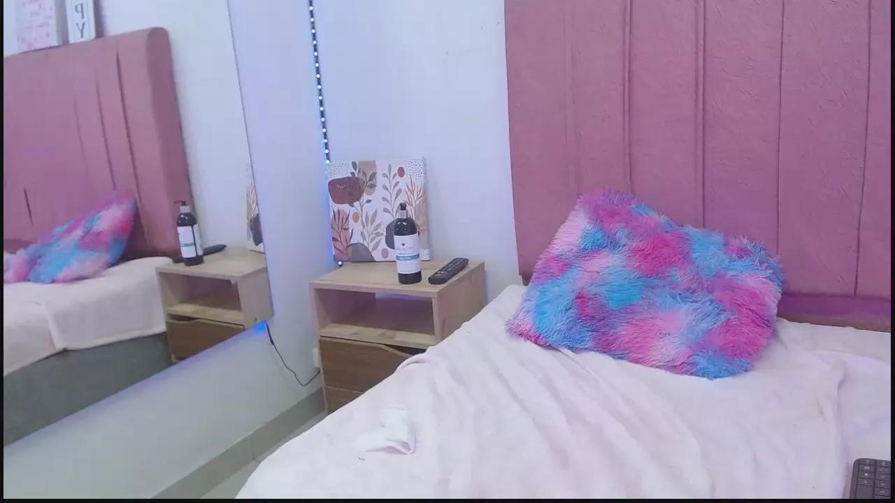 Cling to live show with maddiison303av from Cam4 