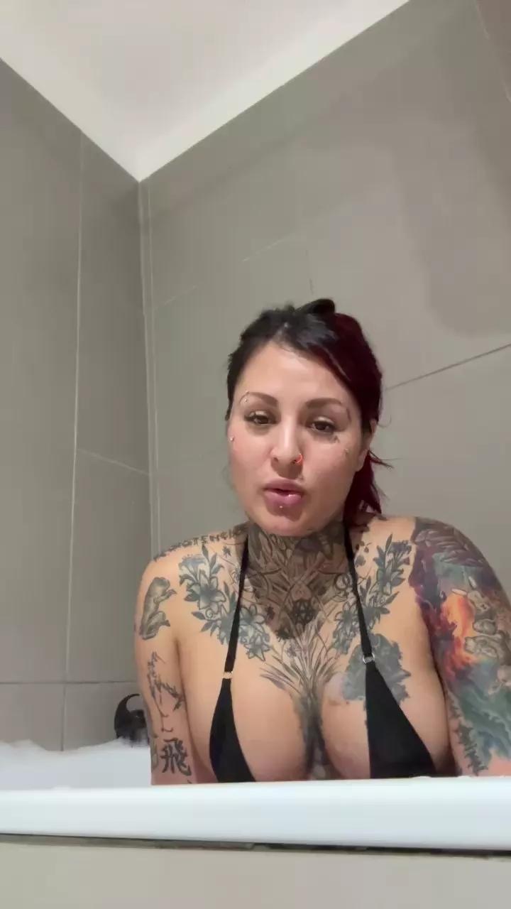 Cling to live show with MollyGlossy from Cam4 