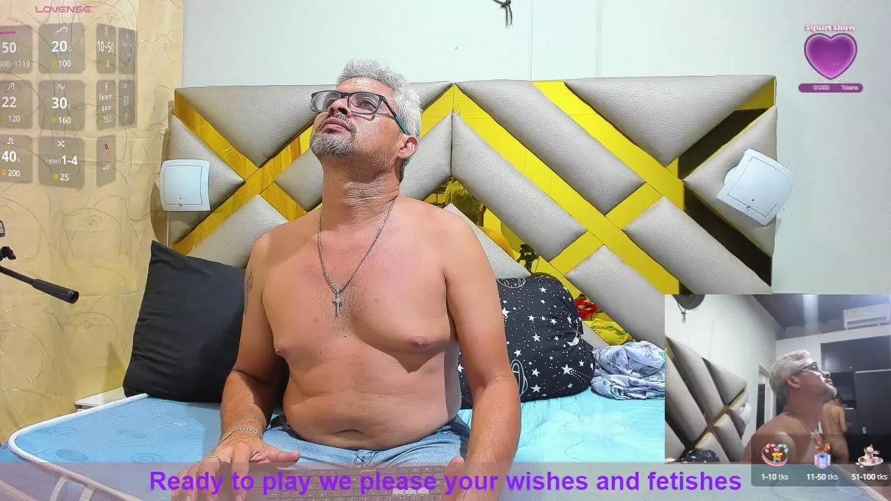 Cling to live show with naomi_and_brack from Cam4 