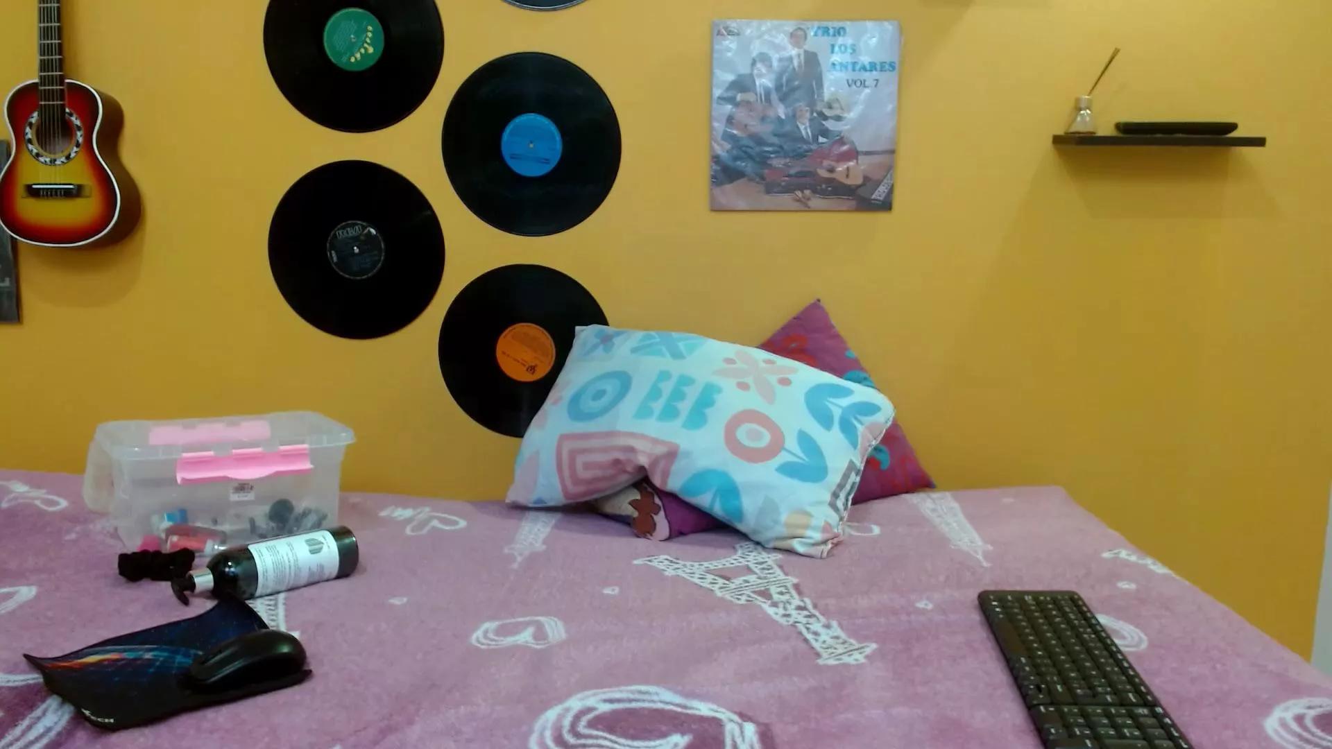 Cling to live show with orianasexy67 from Cam4 