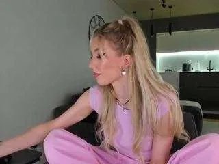 bella-sweeet on CamSoda 