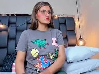 Cling to live show with lady-30 from CamSoda 