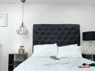 Cling to live show with naia-rose from CamSoda 