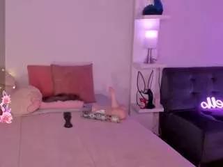 Cling to live show with saraowens from CamSoda 