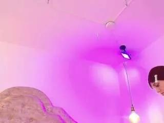 Cling to live show with sillymora from CamSoda 