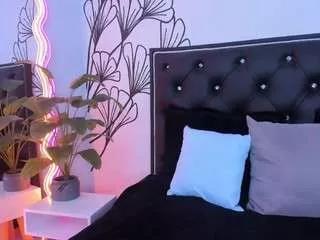 Cling to live show with sweet-ariadnaaa from CamSoda 