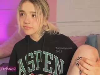 Cling to live show with tammara1 from CamSoda 