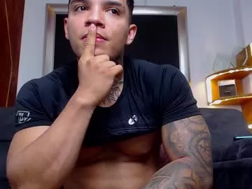 Cling to live show with aquiles_elpapi from Chaturbate 