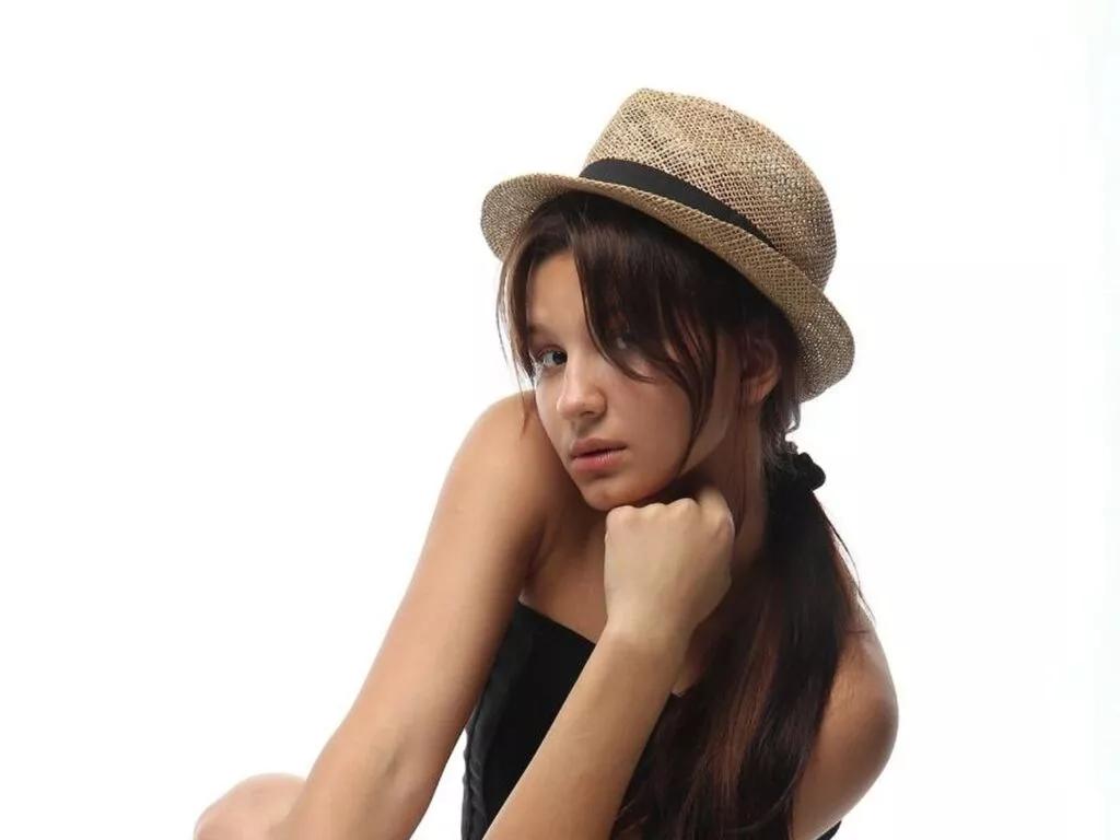Cling to live show with AmaraLace from LiveJasmin 