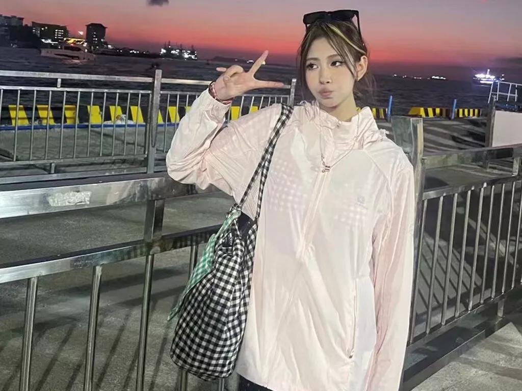 Cling to live show with NanaSeino from LiveJasmin 