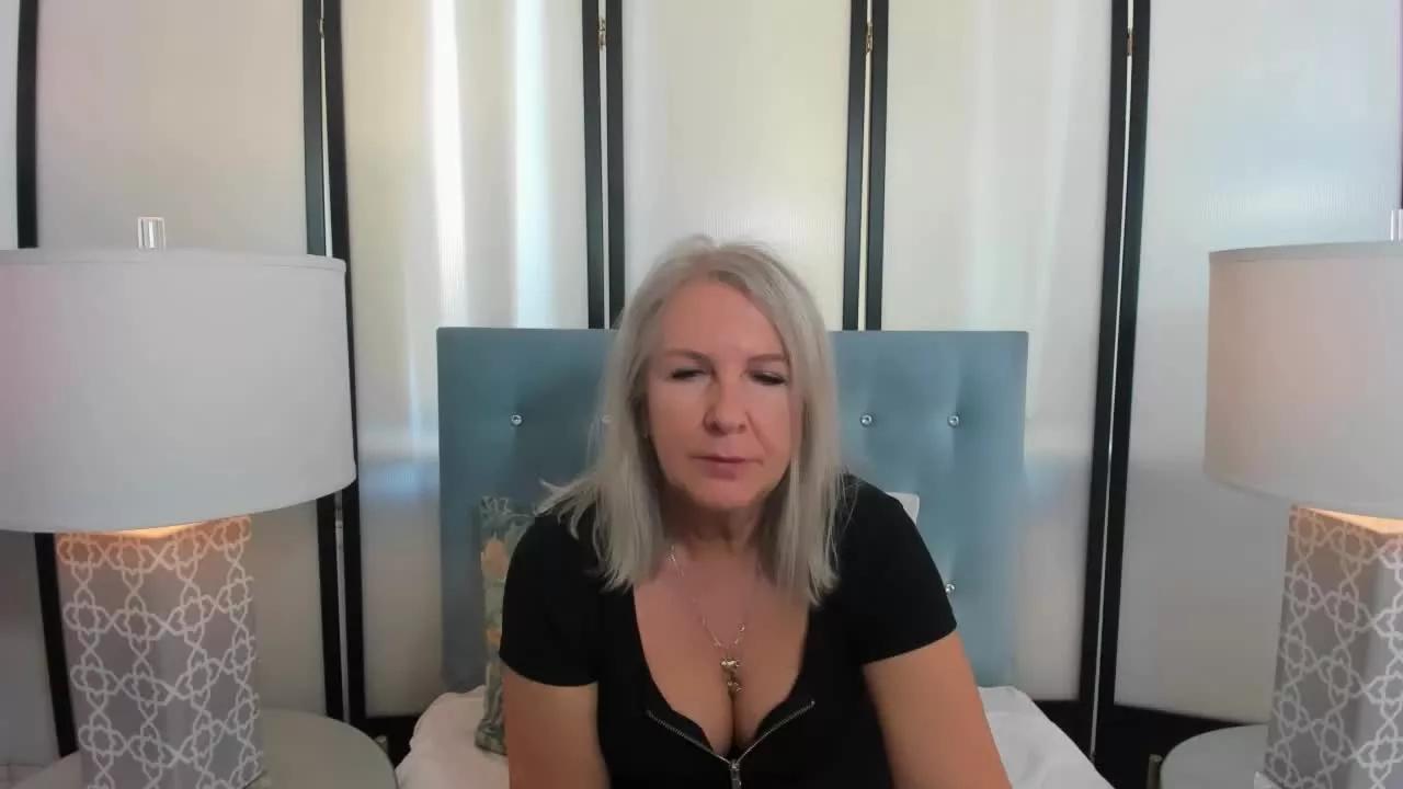 Cling to live show with EricaWOMAN from Streamray 