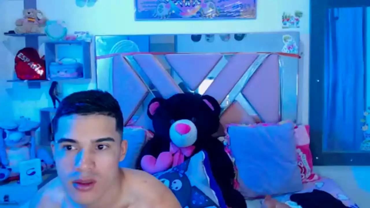 Cling to live show with HaleyBlair from Streamray 