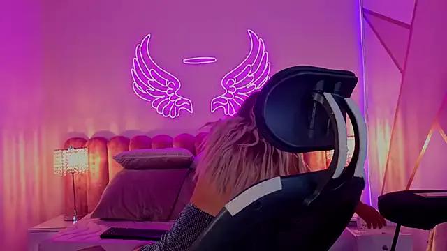Cling to live show with _scarletmoore from StripChat 