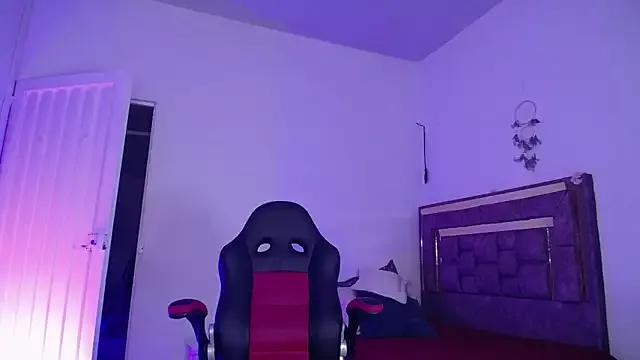 Cling to live show with alejandrafitt from StripChat 