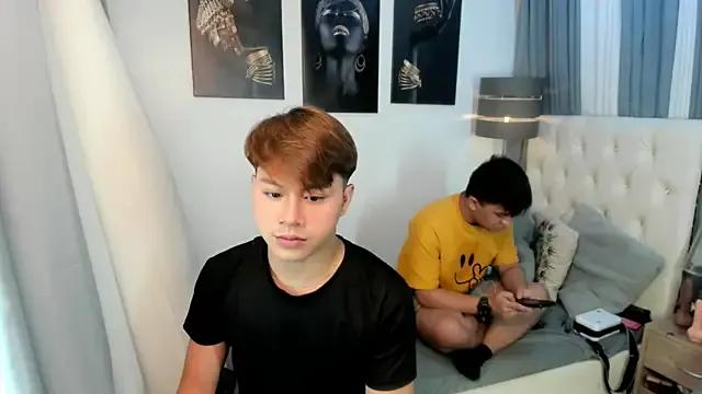 Cling to live show with asianfuckerandrei from StripChat 