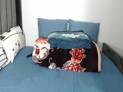 Cling to live show with BootyDiva5 from StripChat 