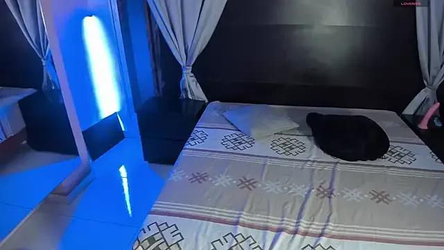 Cling to live show with ChlooeEvanss from StripChat 