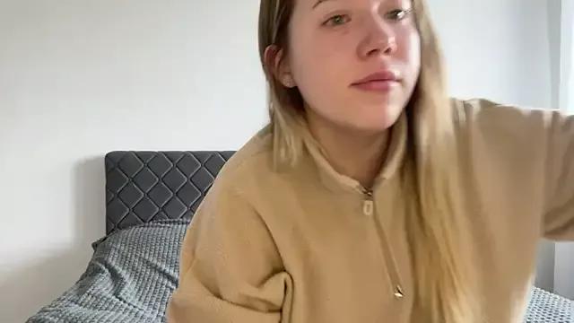 Cling to live show with Embersweetbunny from StripChat 