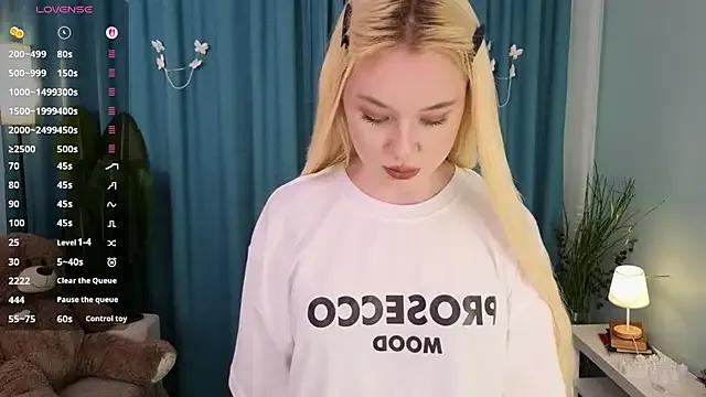 Flirty_lee — suck finger close up