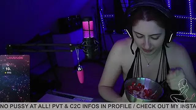 Cling to live show with Gamergirl-Linela from StripChat 