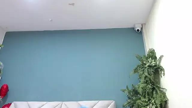 Cling to live show with KendraaSimons from StripChat 