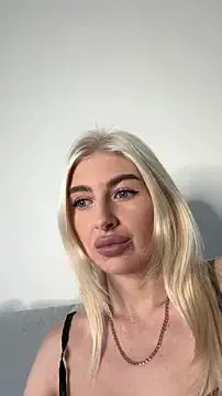 Mia_Roxie on StripChat