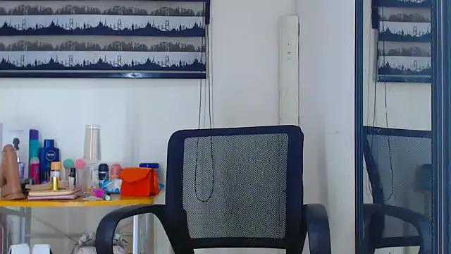 Cling to live show with Miss-Cuteface from StripChat 