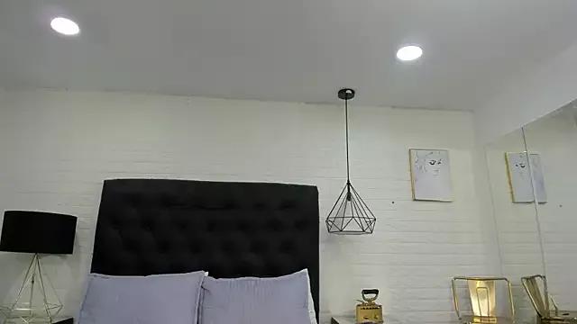 Cling to live show with naia_rose from StripChat 