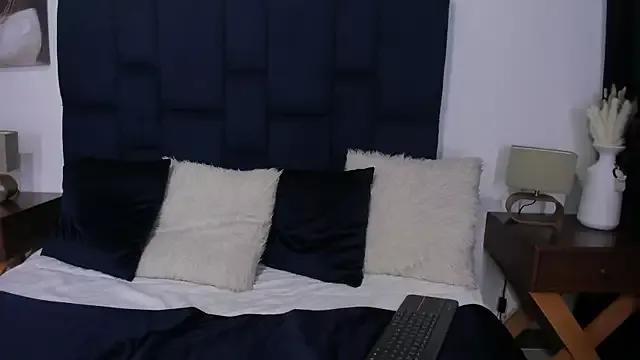 Cling to live show with naomi_queen2 from StripChat 