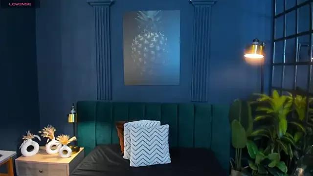 Cling to live show with roxy_hell from StripChat 