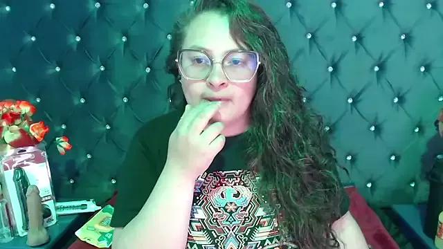 Cling to live show with SaraThomso from StripChat 