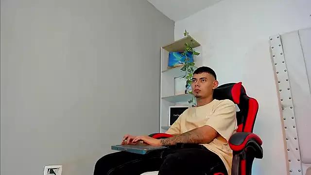 Cling to live show with tatanwalker from StripChat 