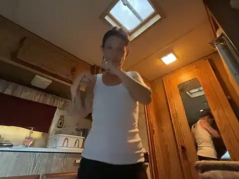 Cling to live show with YoMomma-xoxo13 from StripChat 